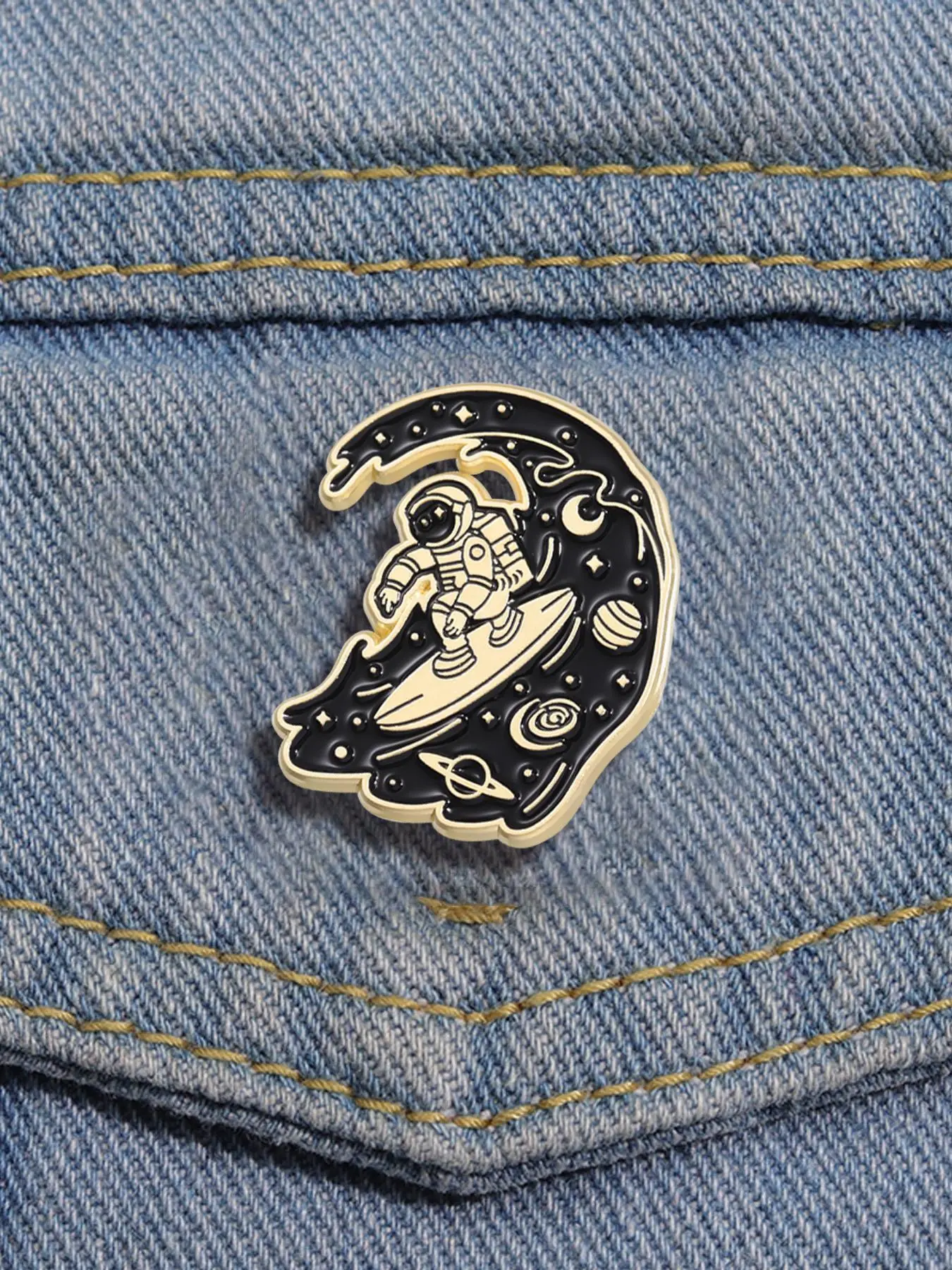 Astronaut & Moon Galaxy Design Brooch, Space Brooch, Cute Clothes Badge, Fashion Lapel Pin, Fashion Jewelry Accessories for Women & Men for Daily Clothing Decor, Trendy All-match & Exquisite Brooch for Birthday Gift, Alloy Brooch Pin