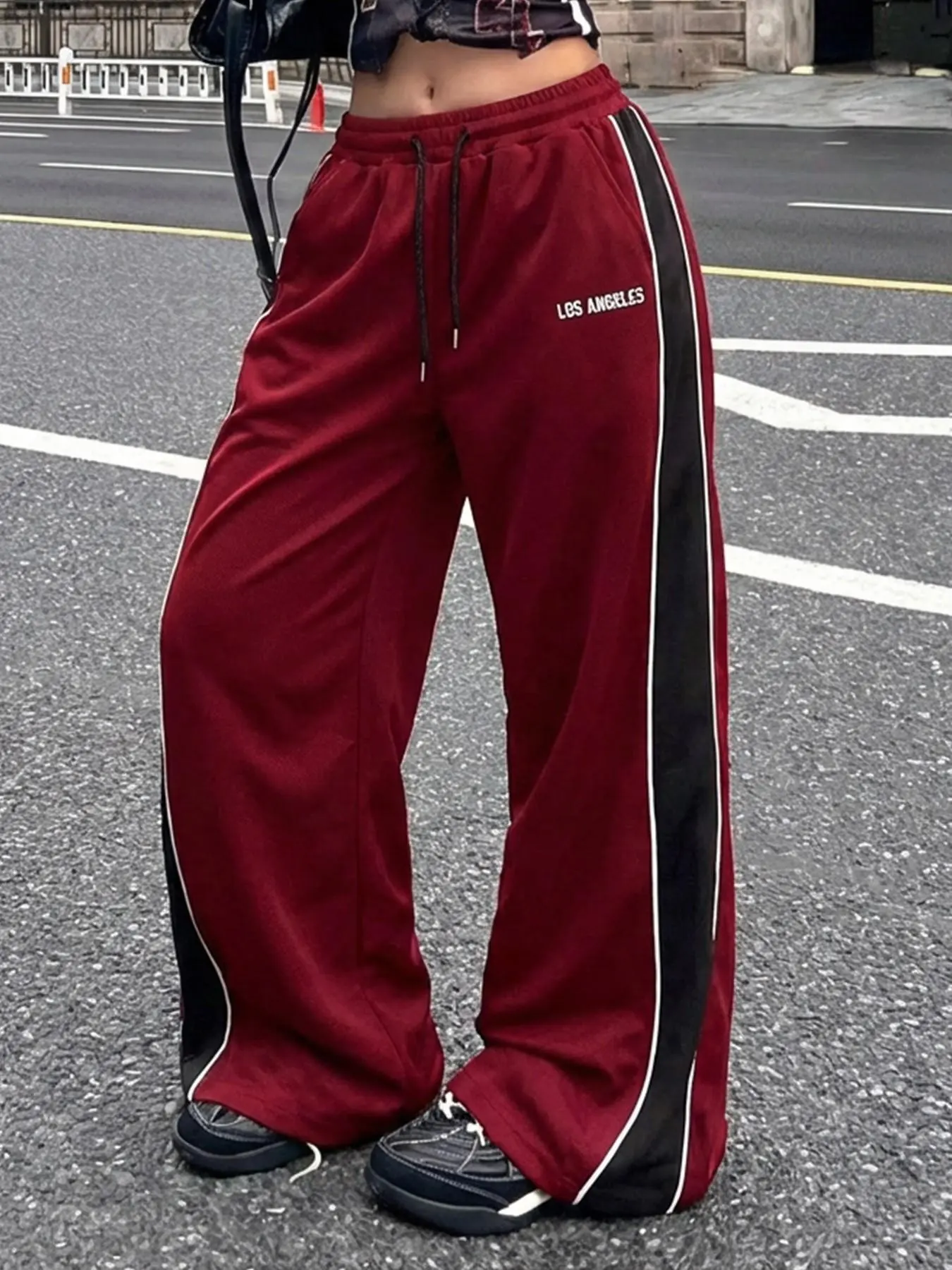 Women's Wide Leg Striped Sweatpants, Casual Loose-Fitting Athletic Pants, Casual Sportswear Pants, Training Pants, Casual Athletic Trousers, Athleisure Pants, Athleisure Design, Ideal for Sports and Daily Wear, Comfortable and Stylish, Casual Comfy Sporty
