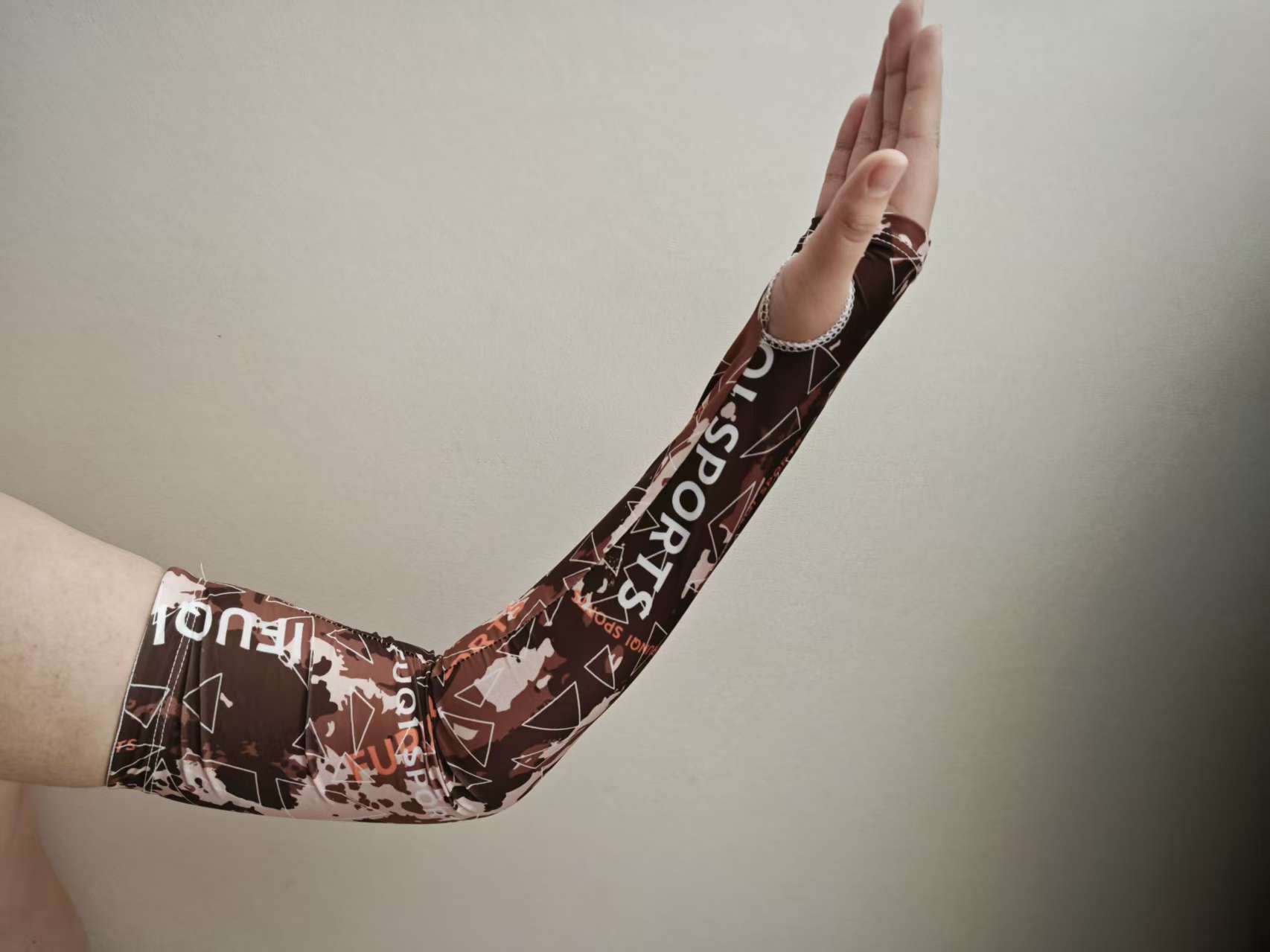 4 Pairs Arm Sleeve with Thumb Holes Women Men UV Protection Cooling  Gloved Arm Sleeves Sports Compression Unisex  Fingerless Sun Compression Long Arm Cover Sleeve for Summer Cycling Running Hiking