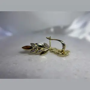 aretes estilo hojitas en oro laminado 14k