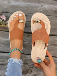 Vintage Woven Straw Flip Flops with Metal Buckle Decoration, Flat Sole Casual Outdoor Women's Shoes, Holiday Leisure Wear