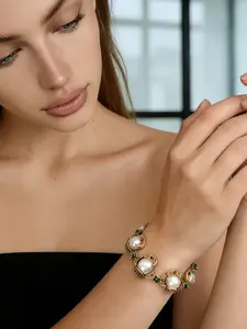 A vintage art pearl studded diamond bracelet, suitable for daily wear, vacation dates, and other occasions, and is also a surprising and exquisite small gift.