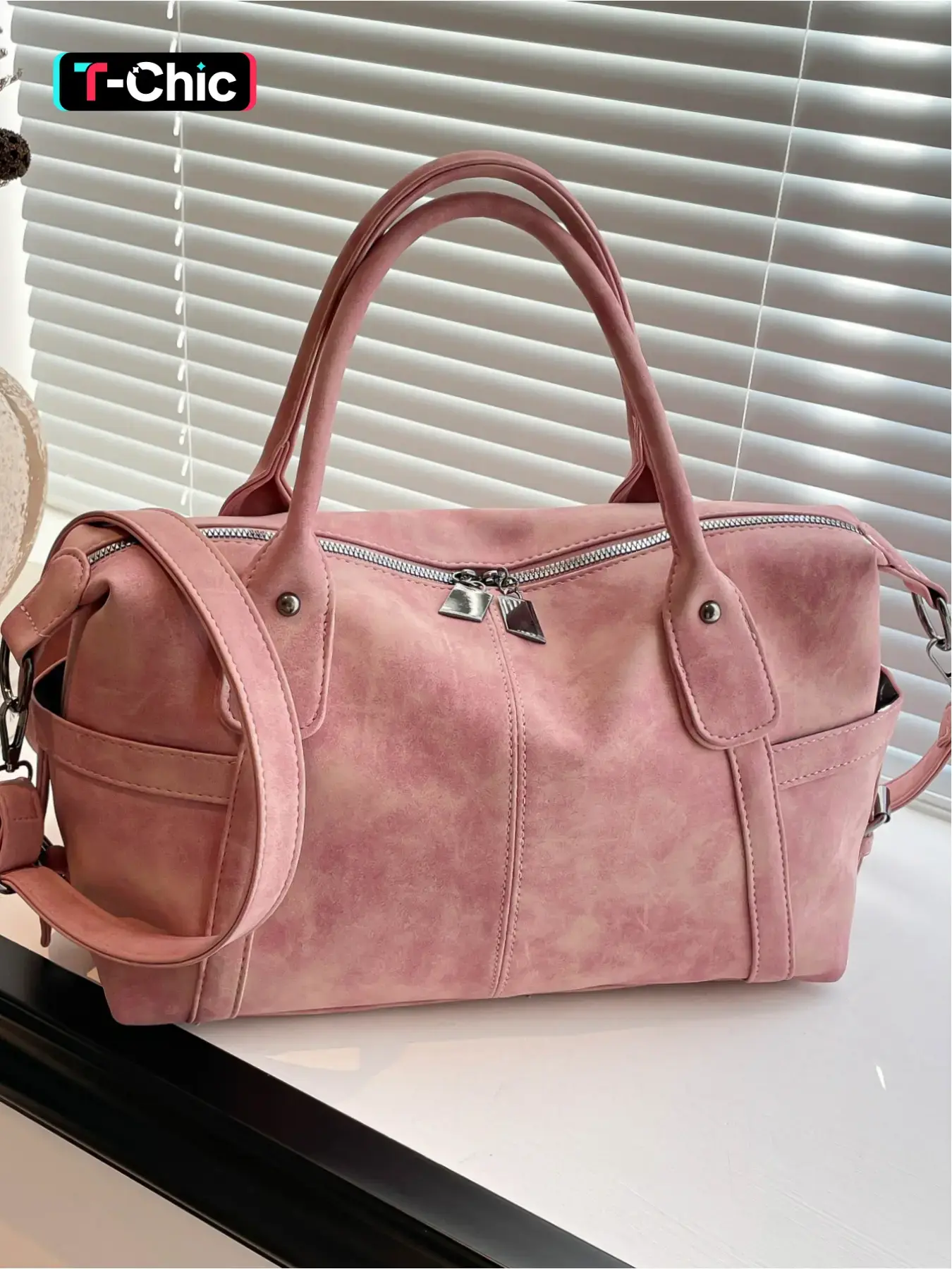 This vintage-style leather handbag is a large-capacity crossbody, shoulder bag, Pu Tote Satchel, Daily commuter bag suitable for commuting, shopping, everyday accessories. Available in multiple colors, it's versatile and easy to match.