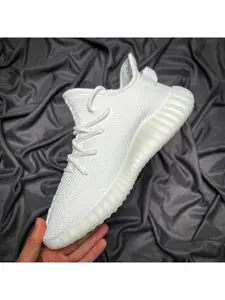 Solid color minimalist unisex trendy shoes fit all kinds of outfit combinations, plain low-key vision never distract core visual focus, subtly set off overall temperament and infuse vivid trendy vibe into ordinary daily dressing.