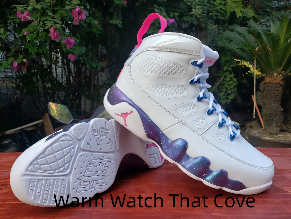 Timeless White Retro Sneakers with Glossy Purple Details for a Clean, Sporty and Trendy Vibe