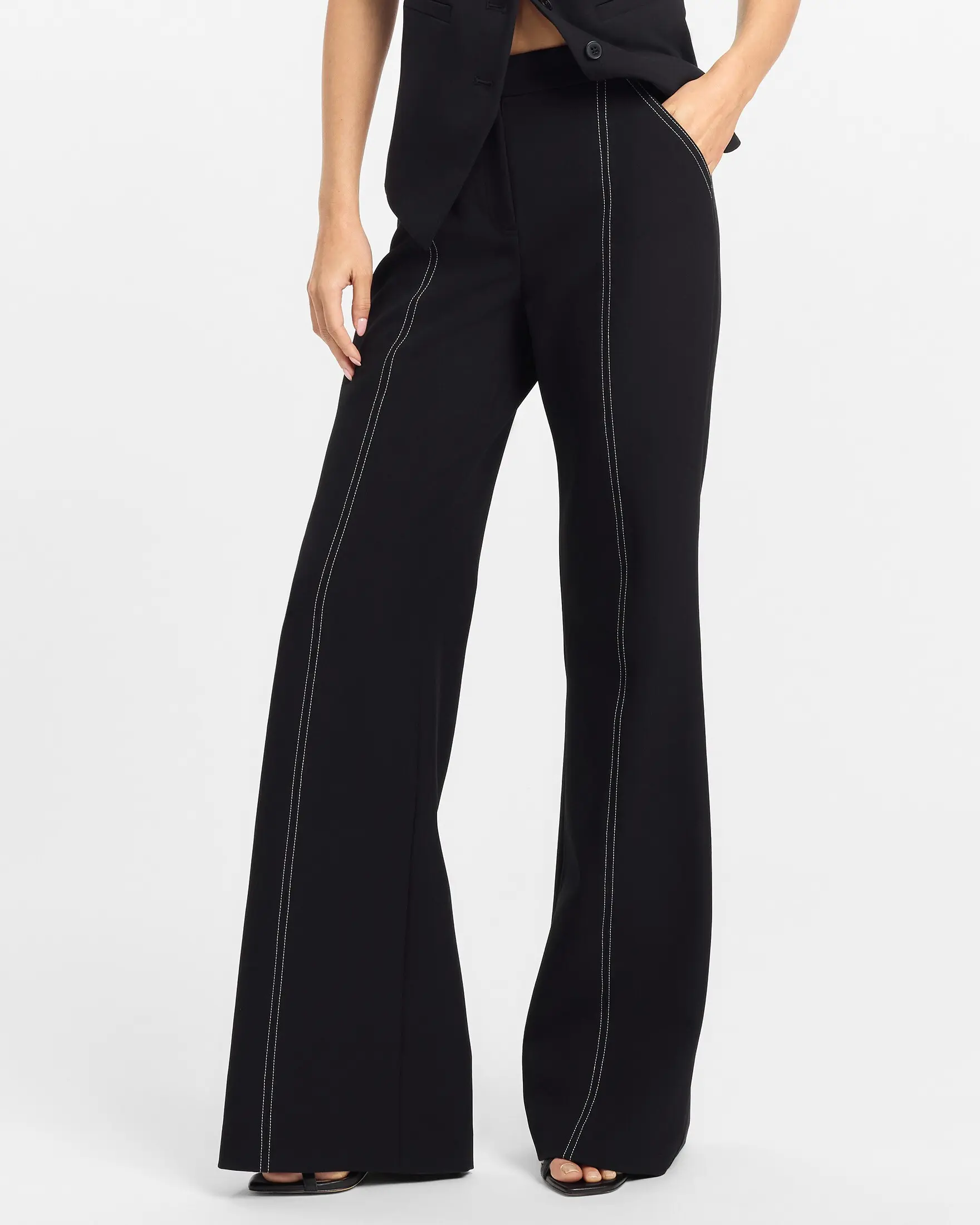 Express Women's Editor Fitted High Waisted Flare Trousers in Studio Stretch Twill with Pintuck Detail