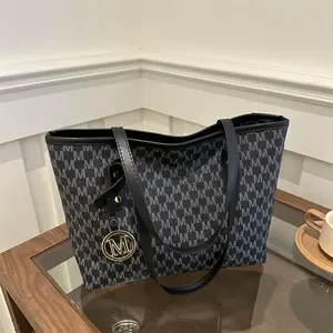 Elegant women's geometric pattern synthetic leather handbag, equipped with gold chain shoulder strap and "M" logo, large capacity multi compartment design, zipper opening and closing, can be converted into crossbody/single shoulder daily use (white/brown/