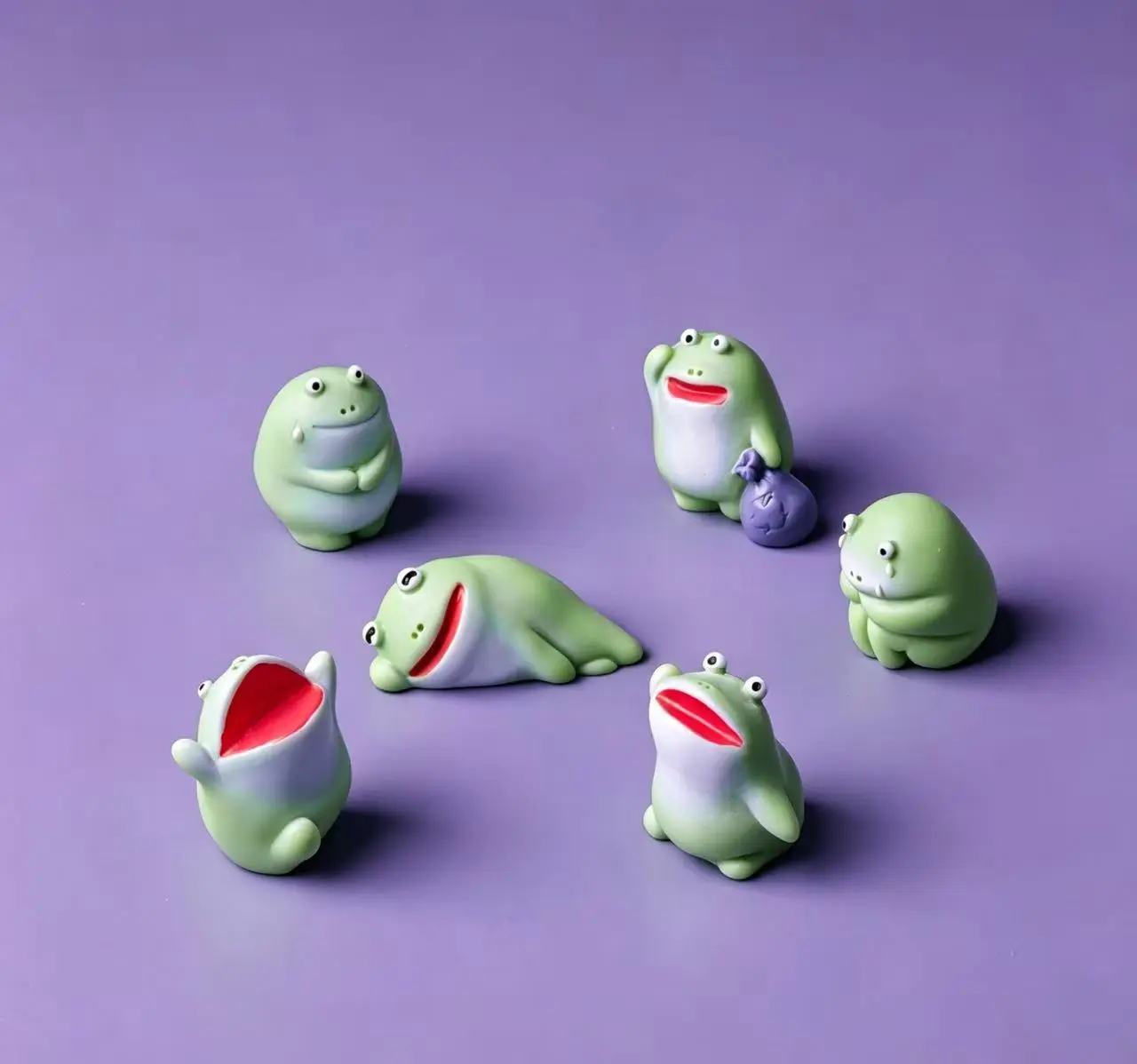 Mini Emotional Resin Frog Figurines – Cute Mini Animal Statues, Funny Desktop Decorations, Collectible Home Decor, Decorative Sculptures, Figurines & Movable Toy Gifts for Indoor Use