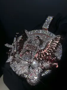 Luxurious ice-cooled eagle wing pendant fully set with round stones, gun-holding cool money bag eagle pendant suitable for rappers, parties, daily fashion wear, trendy culture pendant