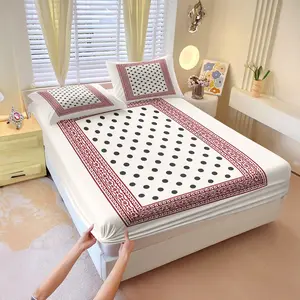 Red-Edge Polka Dot Fitted Sheet Three-Piece Set (Includes 1 Fitted Sheet, 1/2 Pillowcases) Soft And Comfortable, Breathable And Skin-Friendly, Full-Wrap Design Fits The Mattress, Suitable For Bedroom/Dormitory, Classic And Attractive.