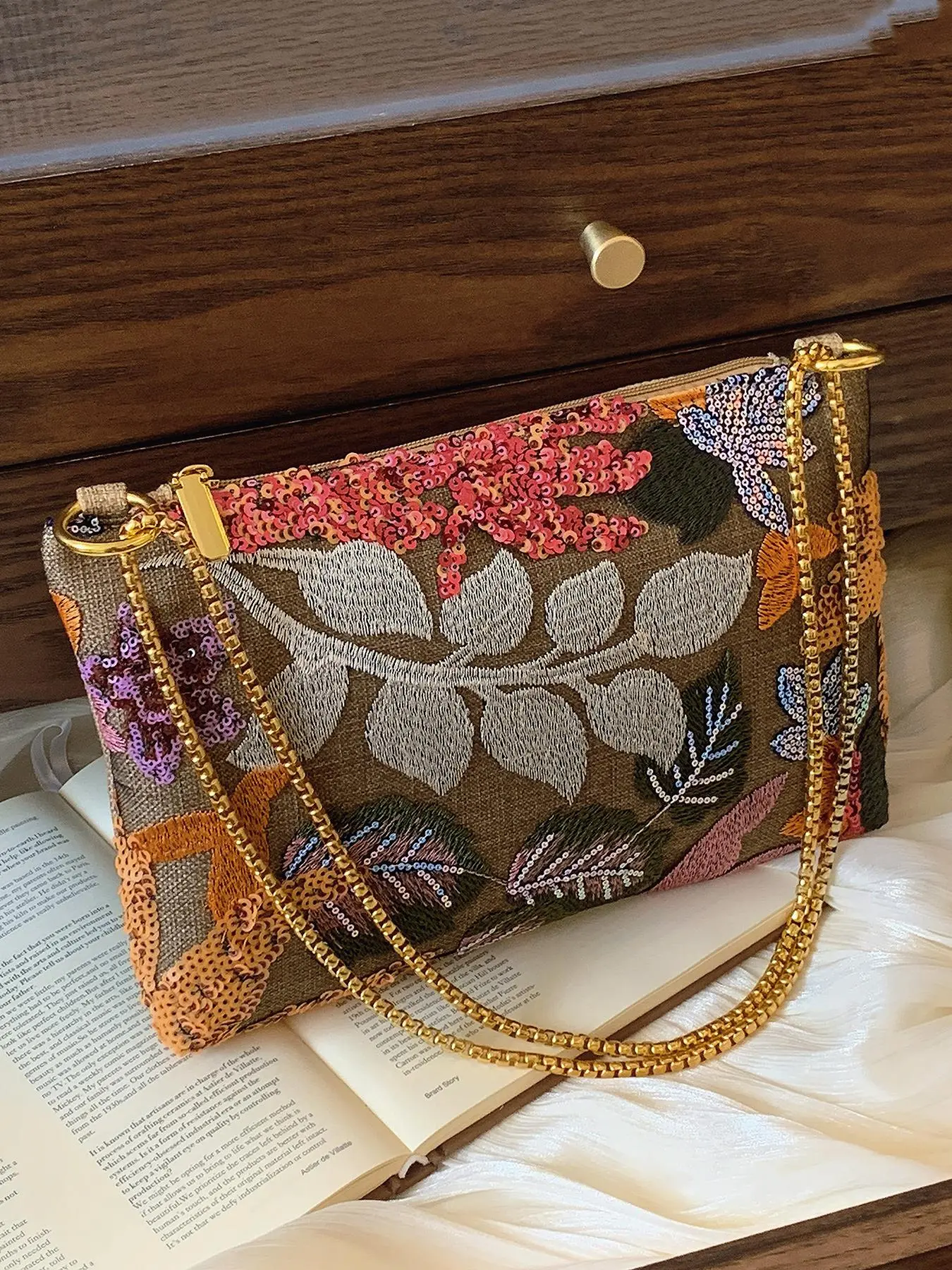 Retro colorful embroidered chain bag, floral pattern, small and exquisite, retro jacquard fabric, one-shoulder and diagonal dual-purpose, exquisite street bag, suitable for daily wear, women's bag, Fashionable bags