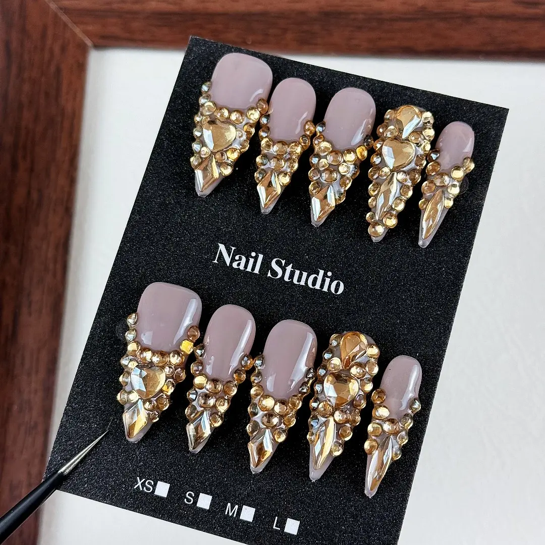 10pcs Luxury style, hand-painted three-dimensional heart, dazzling golden rhinestones, Fashionable rhinestone decorated, handmade fake nails, Suitable for wedding photo shoots and banquets, Handmade Press On