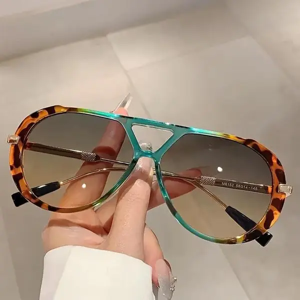 ShineThru Unisex Polycarbonate Full-Rim Retro Style Sunglasses for Women - UV Protection, Lightweight Comfort, Chic Shade, Modern Vibe, Stylish Accessories, Gifts for Women, Suitable for Daily & Outdoor Wear