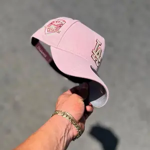 Pink New Era 9FORTY Los Angeles Dodgers Baseball Cap – Curved Brim Hat with Cream LA Logo & Championship Side Patch, MLB Streetwear for Women & Men, Collector’s Limited Edition 2026 Urban Streetwear Gorra premium, moda urbana para hombres y mujeres
