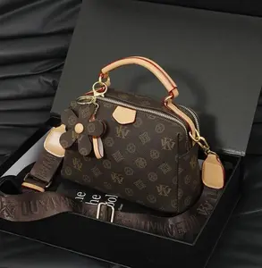 Gentle textured plush handbag, trendy and fashionable velvet tote bag, crossbody tote bag, casual and versatile shoulder bag, simple solid color niche design shoulder commuter bag, suitable for daily matching, commuting and other scenarios.