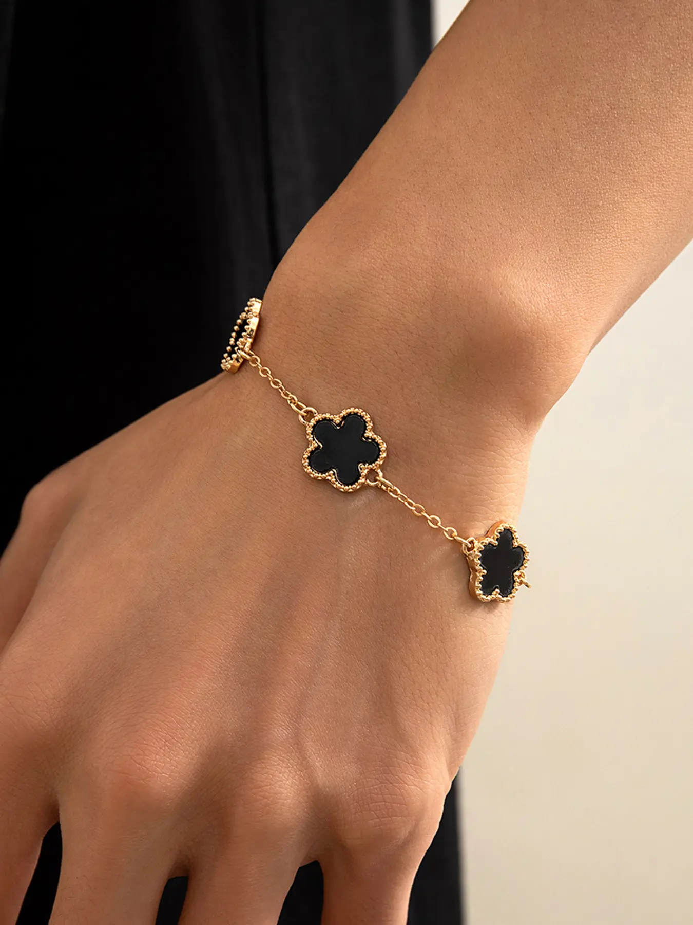 Fashion Classic Five-Leaf Flower Alloy Chain Bracelet for Men and Women, Stylish Jewelry Accessory, Unisex Design, Perfect Gift Idea