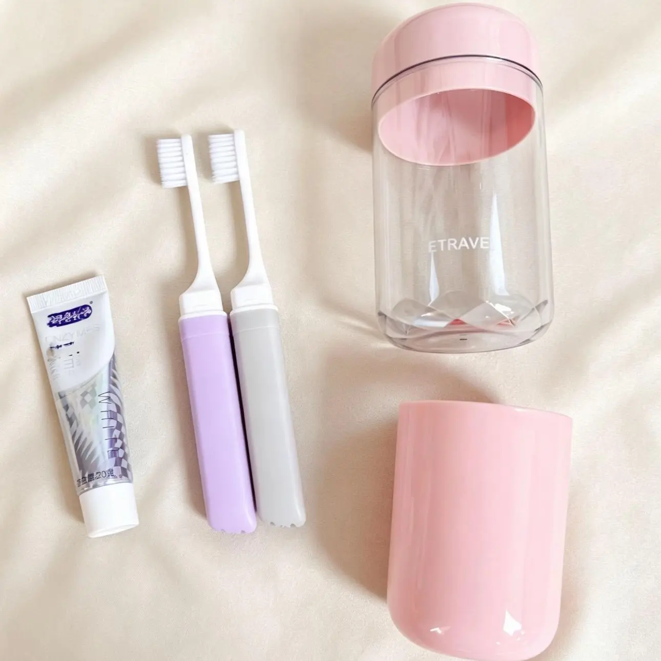 Portable travel bathroom set, travel toiletries bag (including toothbrush) in one box, providing toiletries for two people, an essential travel gift set. 5-in-1 portable travel toothbrush cup with detachable toothbrush holder and lid.