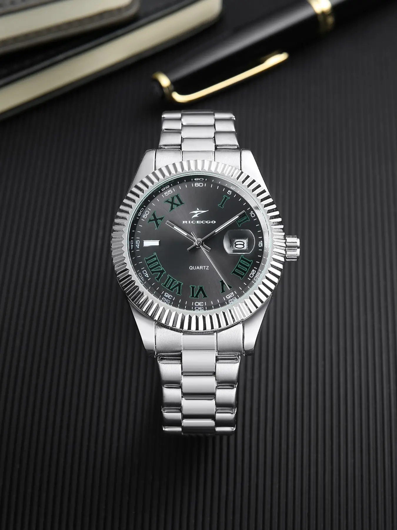 Black dial green Roman scale men's steel strap watch, business and leisure calendar window watch, trendy wristwatch and versatile watch, fashionable watch, suitable for parties and daily wear, Analog Quartz Watches