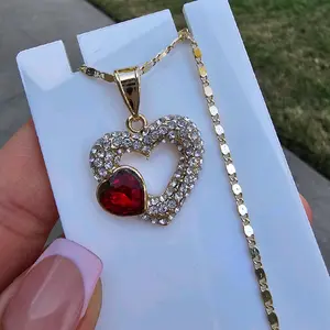 Corazon piedra roja necklace