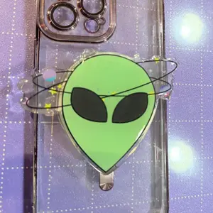 Dizzy Alien Head Phone Grip, Adorable Magnetic Space Holder, Pastel Sci-Fi Acrylic Griptok, Cute Extraterrestrial E-reader Accessory, Cosmic Starry Phone Stand mount