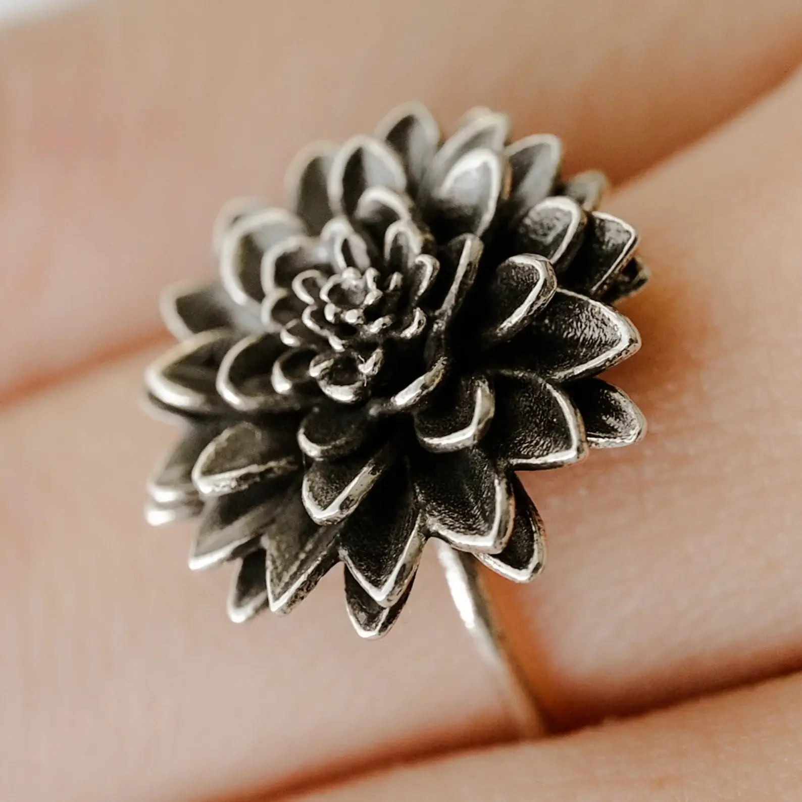 Vintage-Style Elegant Floral-Shaped Dahlia Ring - Vintage, Antique, Alternative Artistic, Dark Art Designs, Symbolizes Generosity & Splendor, Ideal for Special Occasions, Vintage Rings, Antique Rings