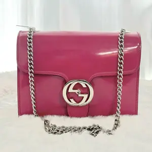 Pre-owned GUCCI Fuchsia Patent Leather Chain Bag with Silver GG Hardware|20673681