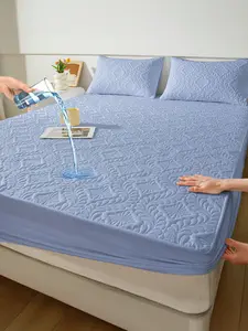 One blue fitted sheet with phoenix flower print. Made of soft, waterproof, skin-friendly and breathable polyester fabric, suitable for bedrooms and guest rooms, a must-have for home bedding.