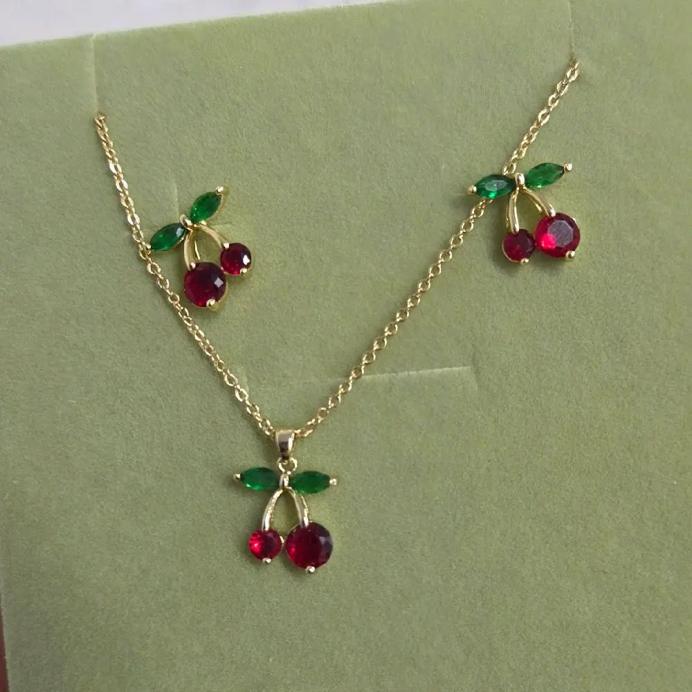 Cherry Charm Set Collar Aretes de Cherry Gold Tone Necklace & Earrings with Red & Green Gems