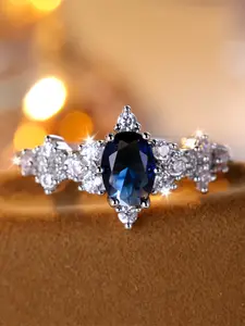 A white K blue round stone ring made of synthetic blue zirconia is fashionable, high-end and simple, suitable for women to wear during proposals, travels and daily life