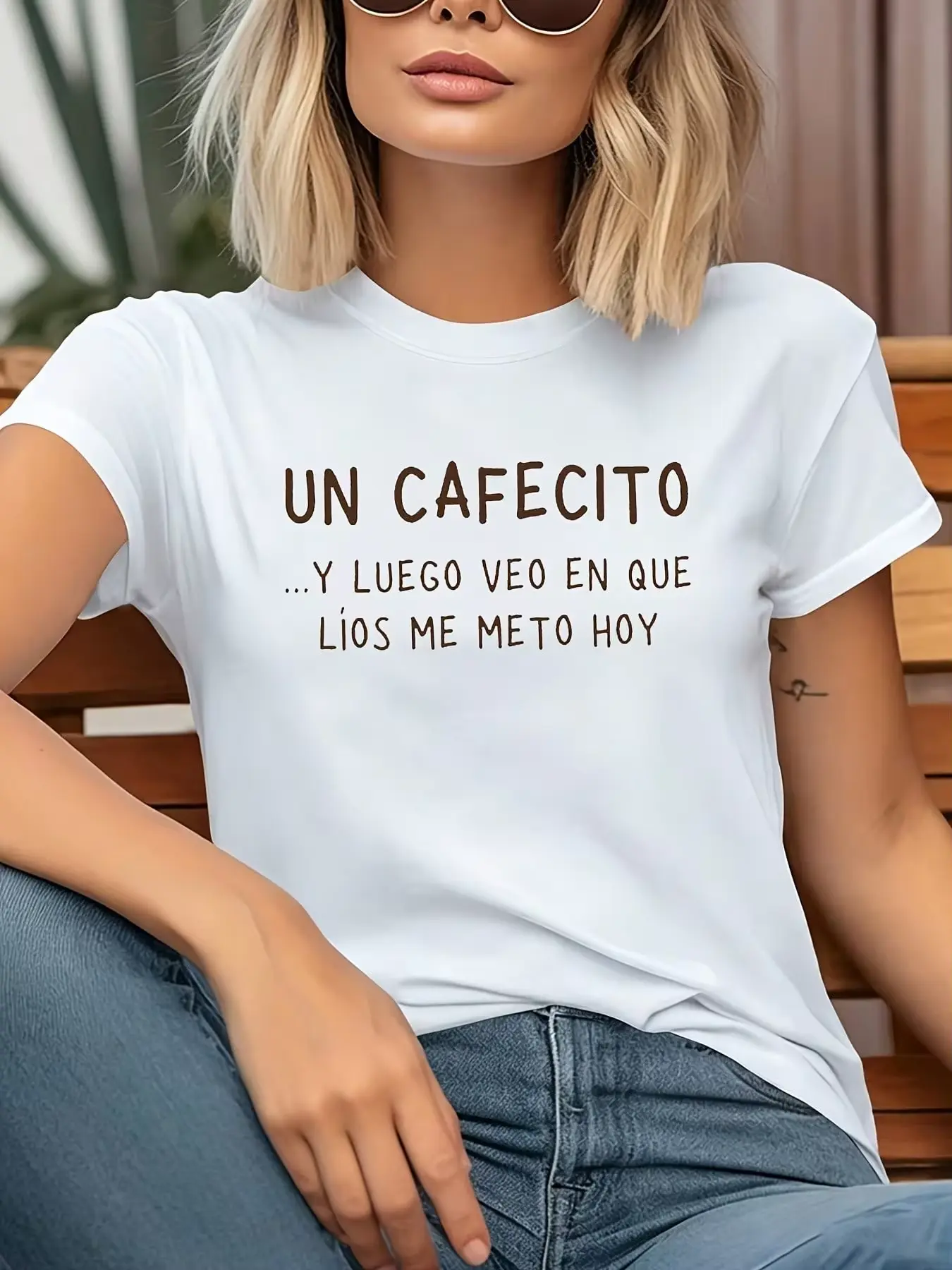 Regular Size Spanish Phrase T-Shirt "UN CAFECITO Y LUEGO VEO EN QUE LIOS ME METO HOY" Spanish Lettering Print Crew Neck Short Sleeve Blouse-Compatible Top For Spring Summer Casual Wear - Spanish Clothing Gift For Spanish Learners