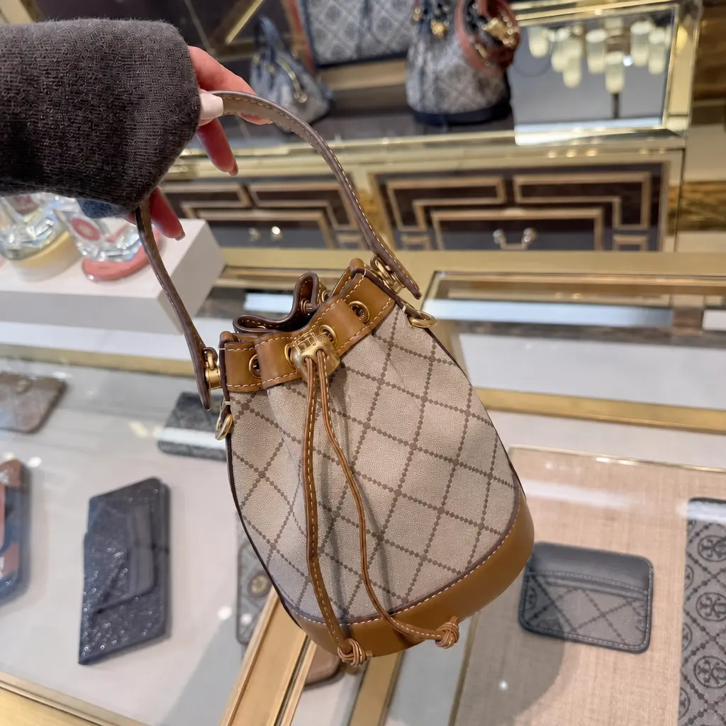 Trendy Women Bucket Bag Elegant PU Leather Drawstring Shoulder Handbag Everyday Purse