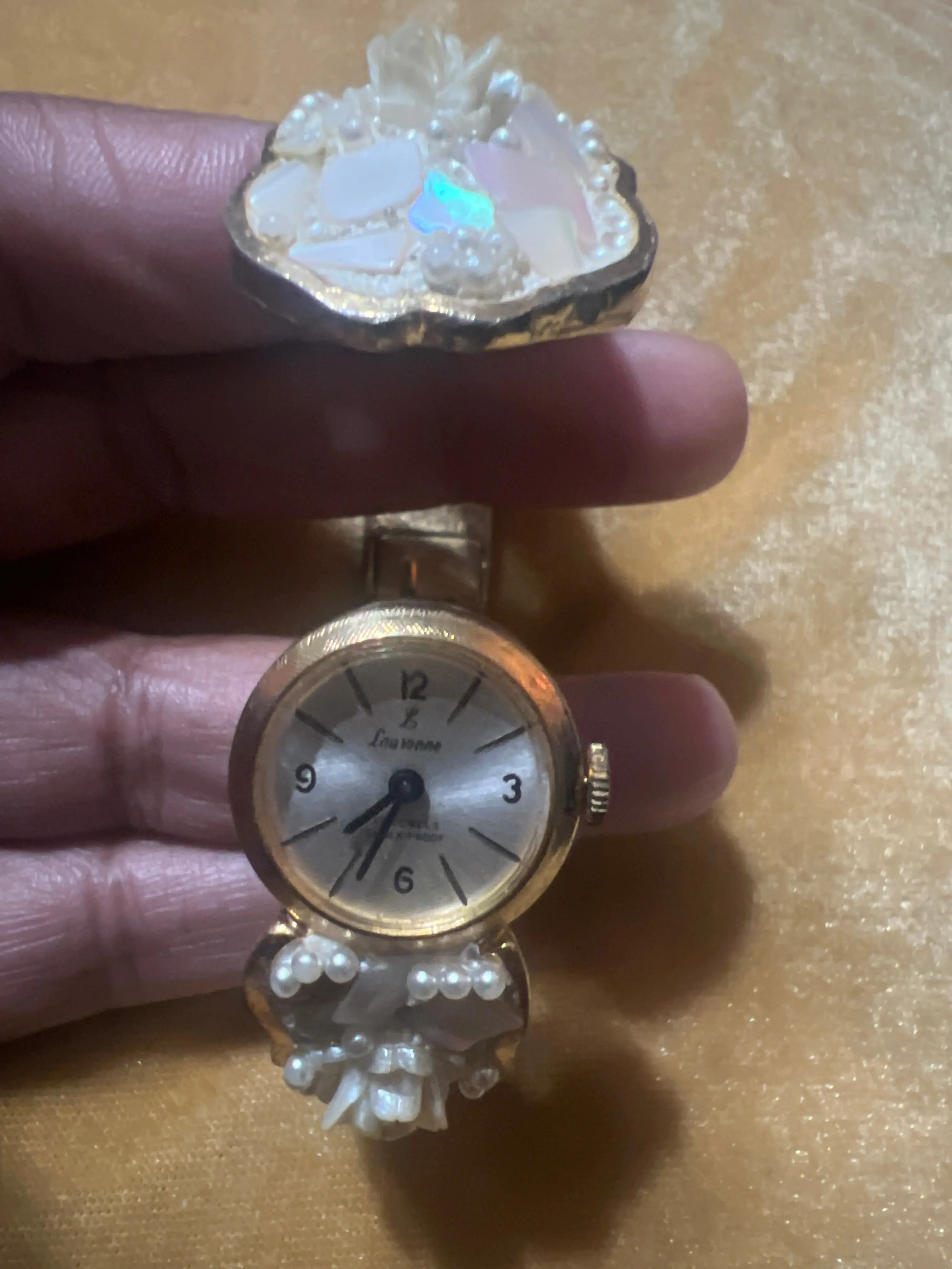 Vintage Pilgrim Women’s Ornate Watch Mechanical 17J Wind Up Hide Away Runs