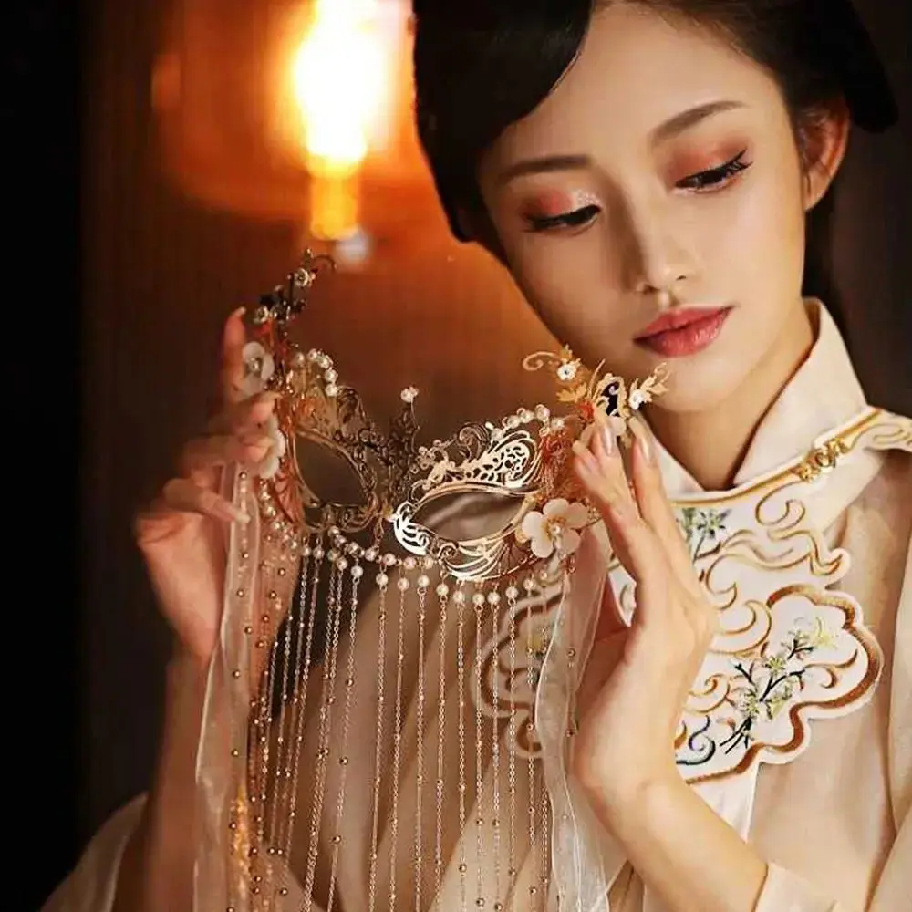 Women display picture 1