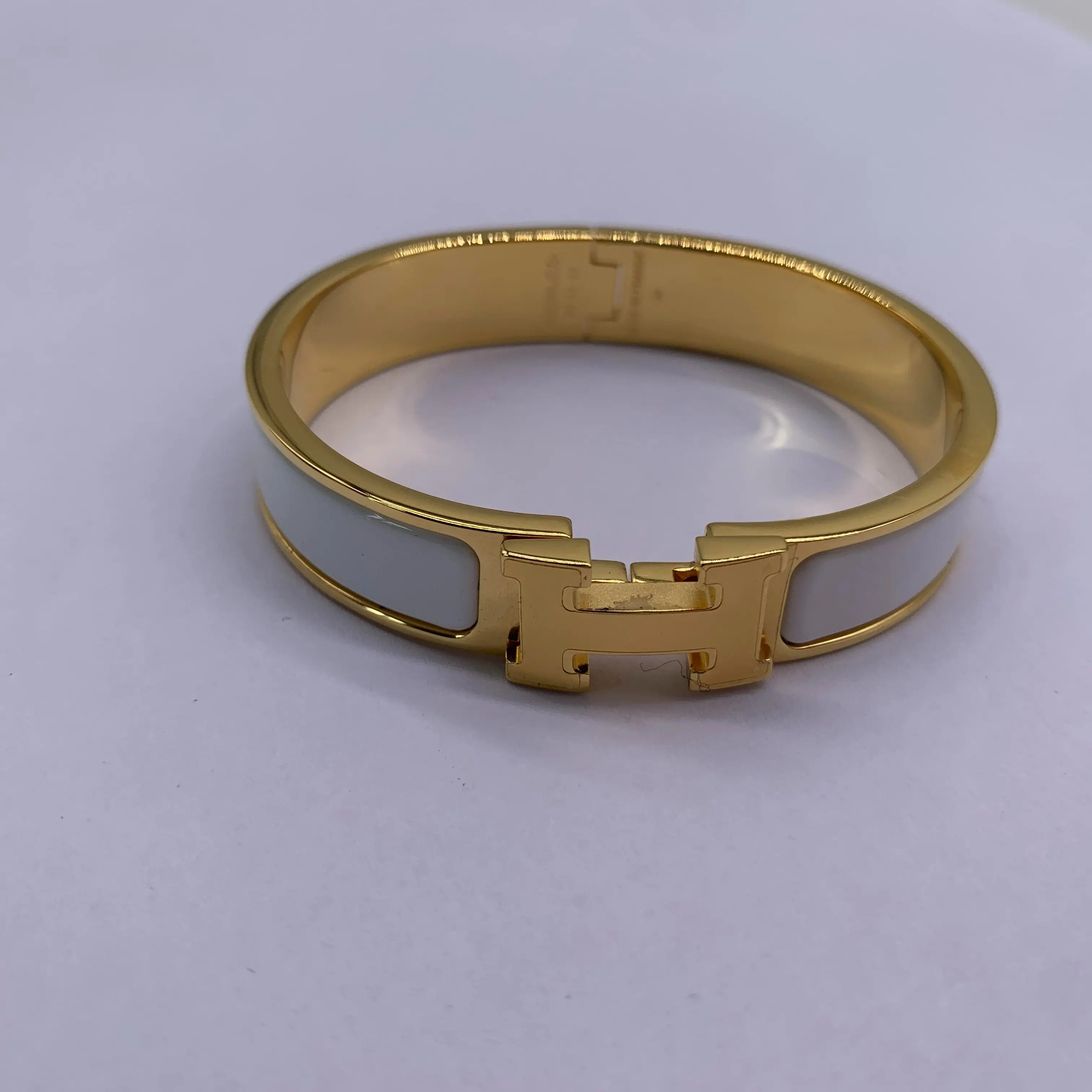 Pre-owned Hermès White Enamel Click H Bracelet/AR03120535/0535