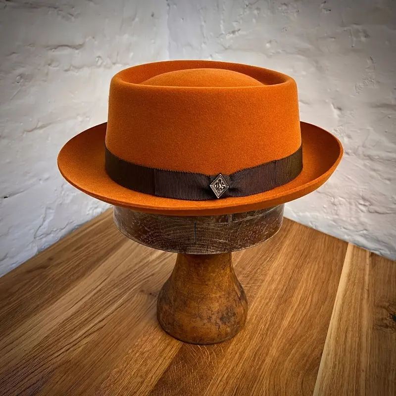 Unisex Classic Pork Pie Polyester Felt Hat with Decorative Brooch and Brown Band for Banquets & Special Occasions, Classic Hat