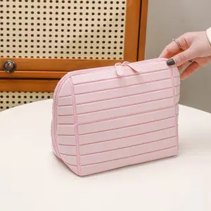 Foldable waterproof toiletry bag; new fashionable plaid travel makeup bag; large-capacity, compartmentalized portable bag suitable for women; includes a makeup bag, toiletry bag, skincare storage pouch, and travel makeup organizer; stylish open-top layout