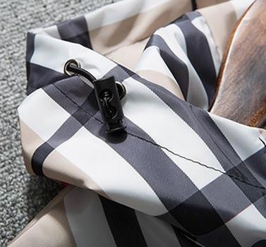 Men’s plaid hooded jacket, casual lightweight zip-up raincoat, classic plaid patterned hooded outerwear, suitable for street wear in spring and autumn.