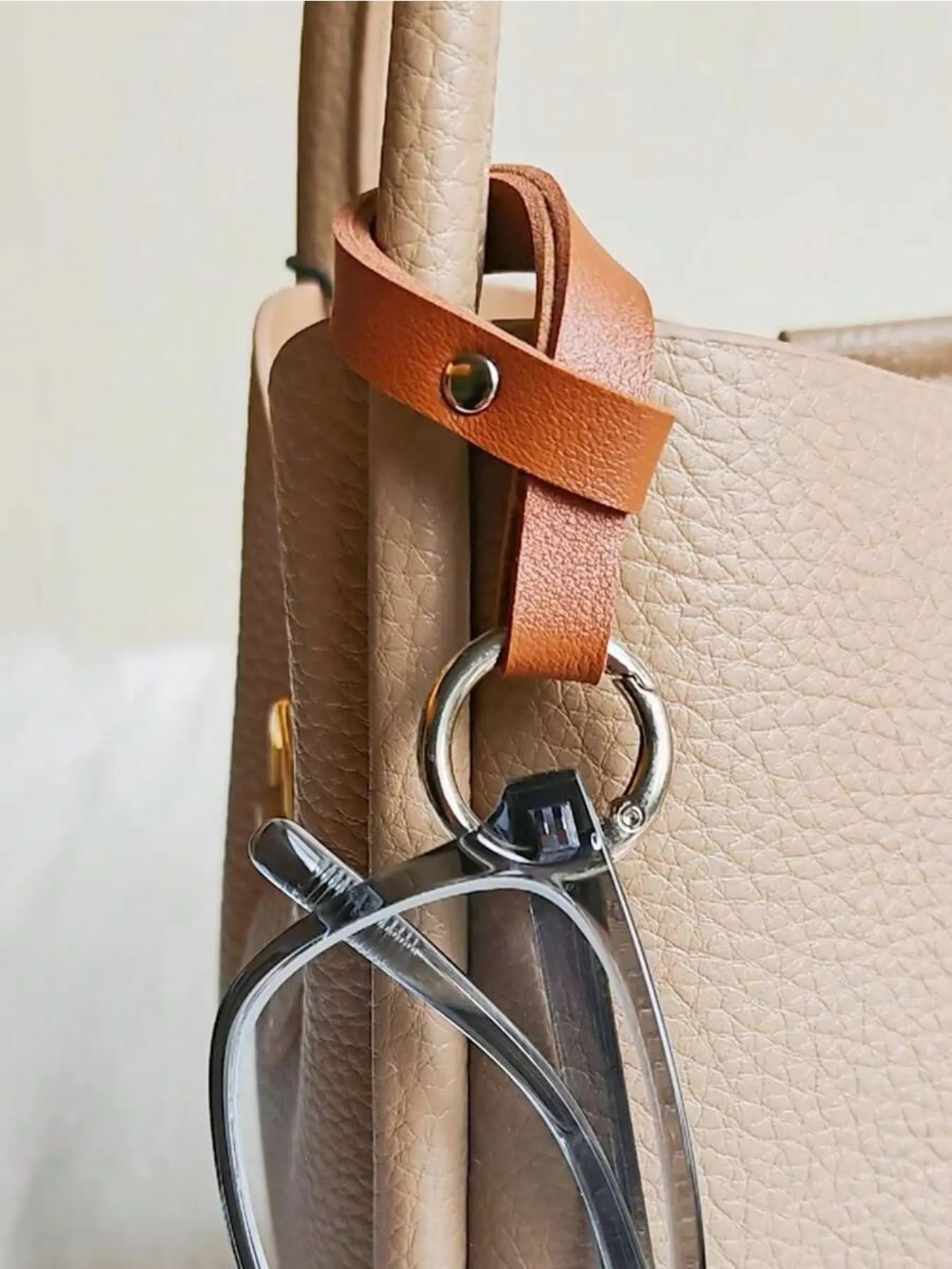 Adjustable travel strap with hook and luggage extender, made of durable PU leather, it frees your hands and organizes glasses, hats and keys, perfect for plane, train and daily commute, travel essential, Durable travel accessory