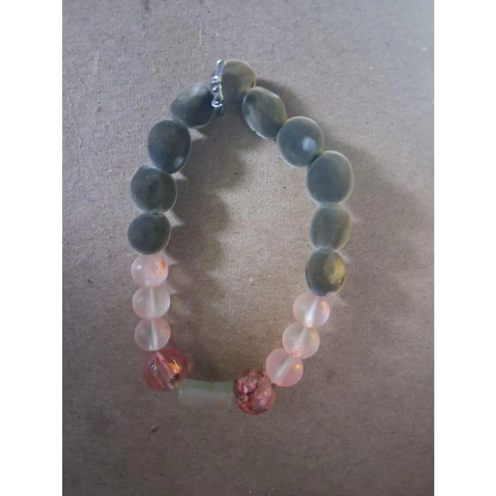 Elegant Beaded Bracelet with Gradient Beads and Pink Accents for Women's Fashion Accessory