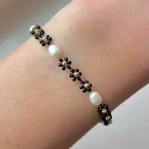 Gold Filled Pearl Bracelet Black Daisy Beaded Bracelet Baroque Pearl Bracelet Gold Dainty Jewelry Seed Bead Bracelet Gift for Bridesmaids