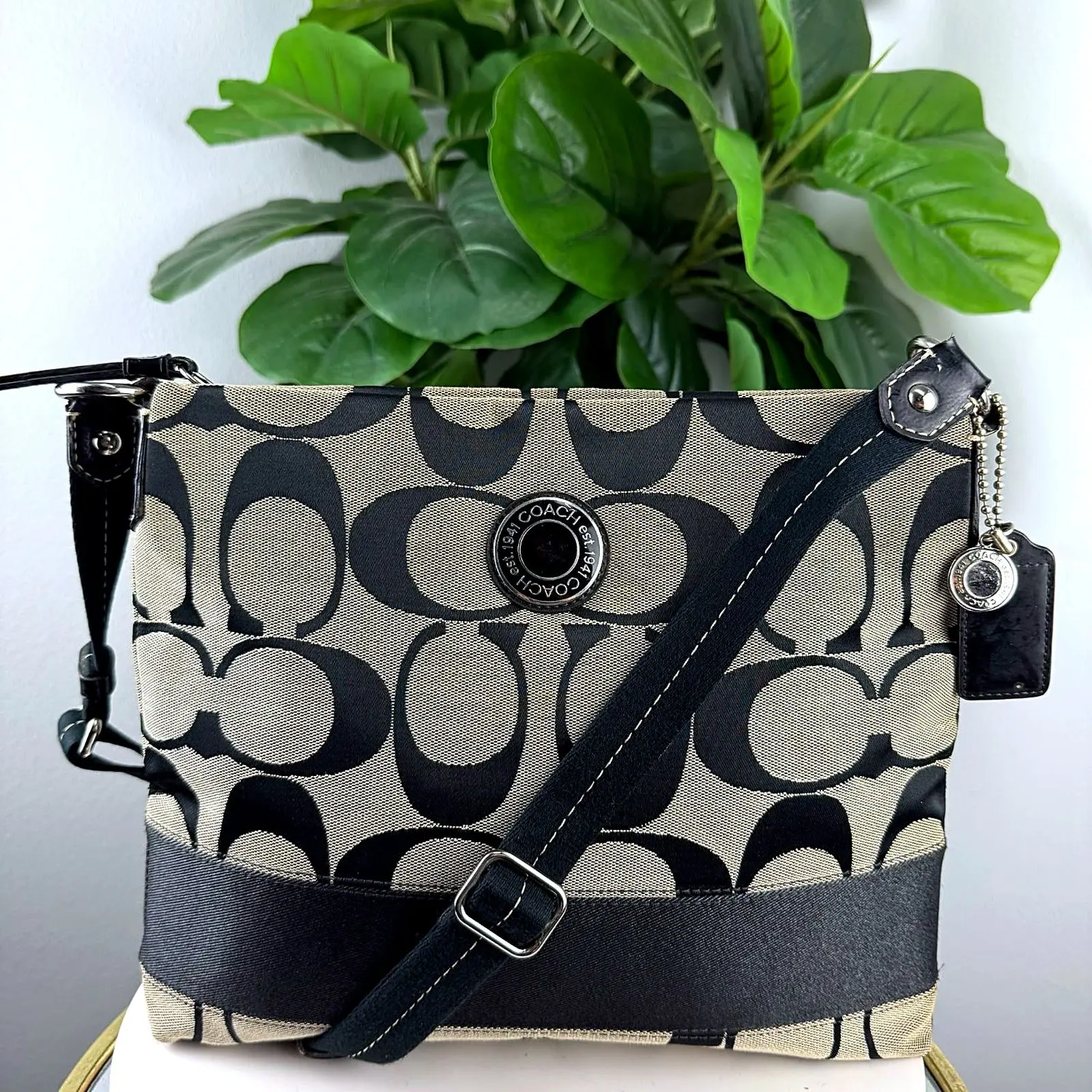 Pre-owned Signature 'C' jacquard fabric, dark leather trim Crossbody bags Authentic Coach Black Signature Jacquard Crossbody Swingpack Bag