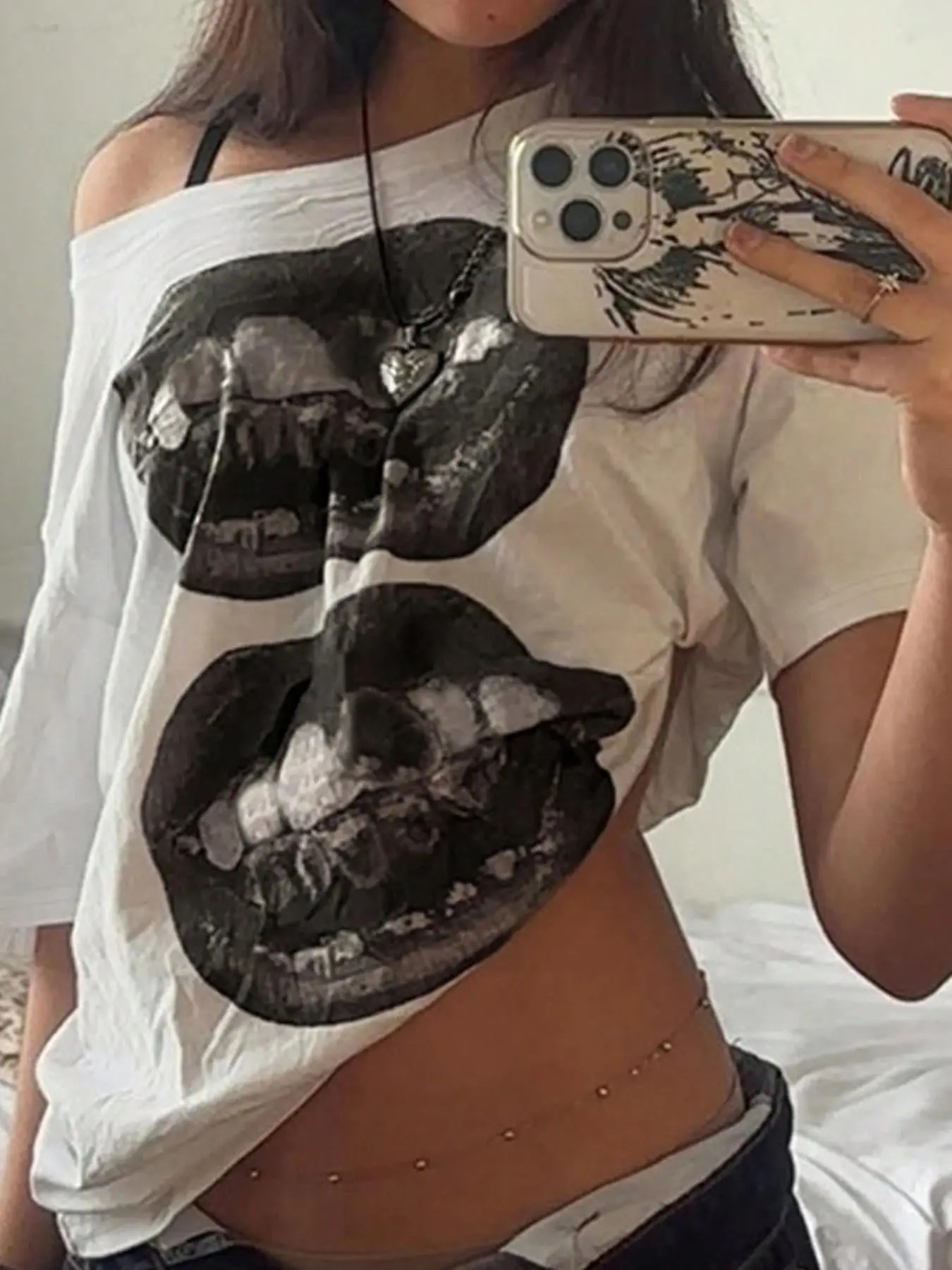 Vintage Lips Print Off-Shoulder Cropped Summer T-Shirt, Y2K Grunge Streetwear Cotton Casual Top, Aesthetic 2000s Indie Graphic Tee for Women, Womenswear, Edgy Street Style Asymmetrical Short Sleeve Crop Top for Club Daily Outfit Teen Girl Fashion