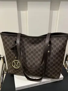 Fashion Letter Women's Tote Bag with Pendant, Simple Shoulder Armpit Bag, Stylish Daily Use Handbag, Perfect for Casual, Fashionable Tote Bag