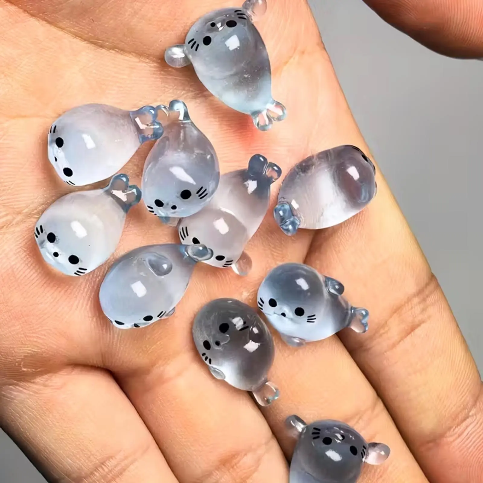10pcs/20pcs Luminous Glow in the Dark Mini Resin Seal Ornaments, Creative Desktop Home Decoration Gifts, Random Cute Shapes, Cartoon Luminous Marine Animal Models, Holiday Decorations, Party Favors, Fun Design Gifts, Decorative Piece, Resin Ornament Set