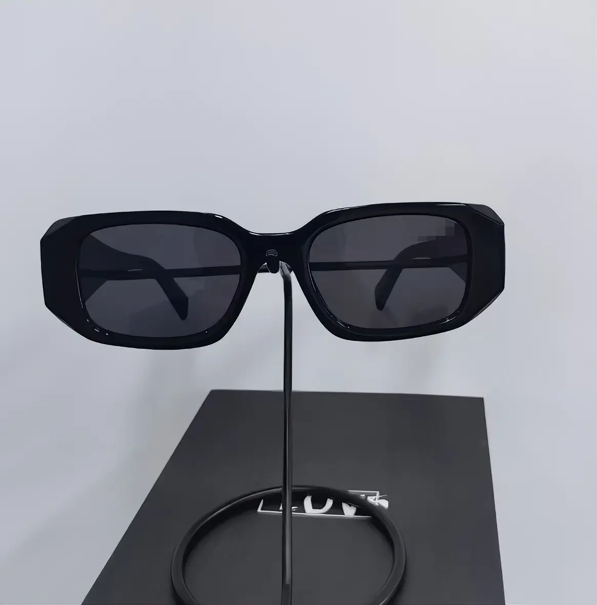 Unisex Black Square Sunglasses with Dark Lenses and Modern Design for Stylish Look