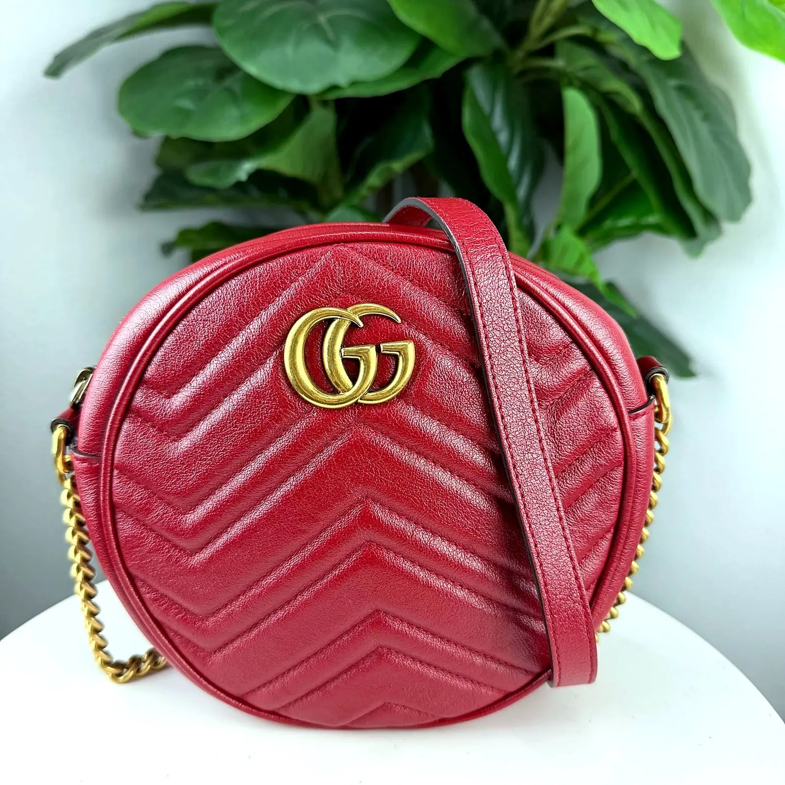 Pre-owned Chevron-quilted leather Crossbody bags Authentic Gucci GG Marmont Red Matelasse Round Mini Crossbody Bag