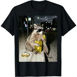 Playera Divertida de Mapache Comiendo Pepinillos – Diseño de Meme Gracioso para Hombres y Mujeres | 100% Algodón – Unisex – Ropa Casual con Humor – Regalo para Amantes de los Memes