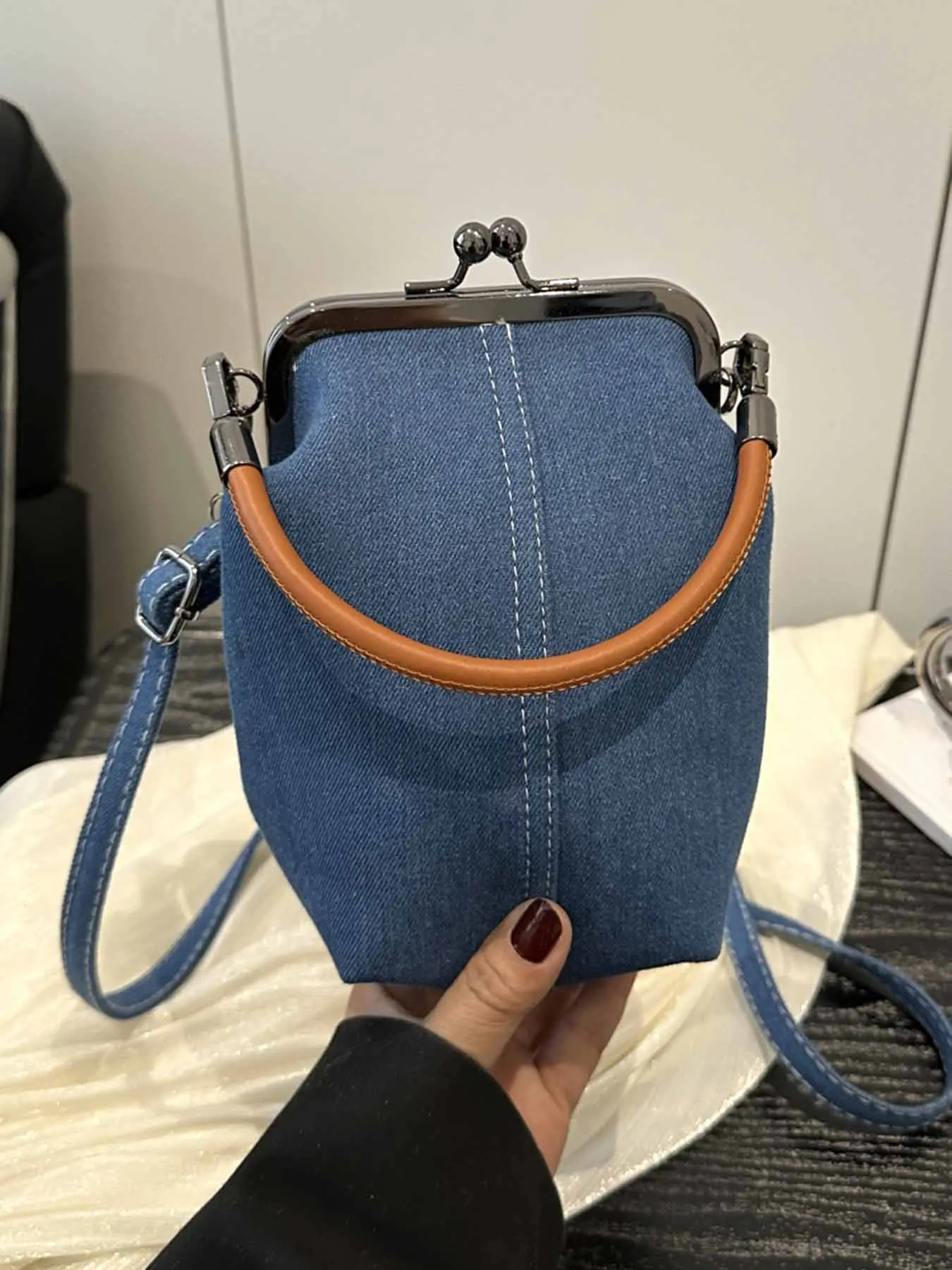 Niche design vintage purse with a single strap, fresh color combination with an adjustable strap, a sling bag with retro style, a unique shoulder bag, Casual shoulder sling, suitable for daily commuting, shopping and dating, Boho Style Crossbody