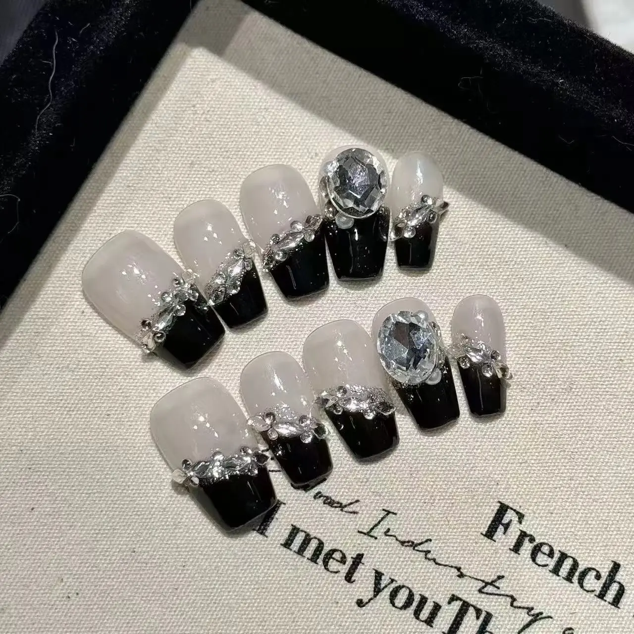 10pcs high-end Light luxury style, hand-painted three-dimensional round diamond, dazzling cat-eye handmade fake nails, Diamond Shimmer