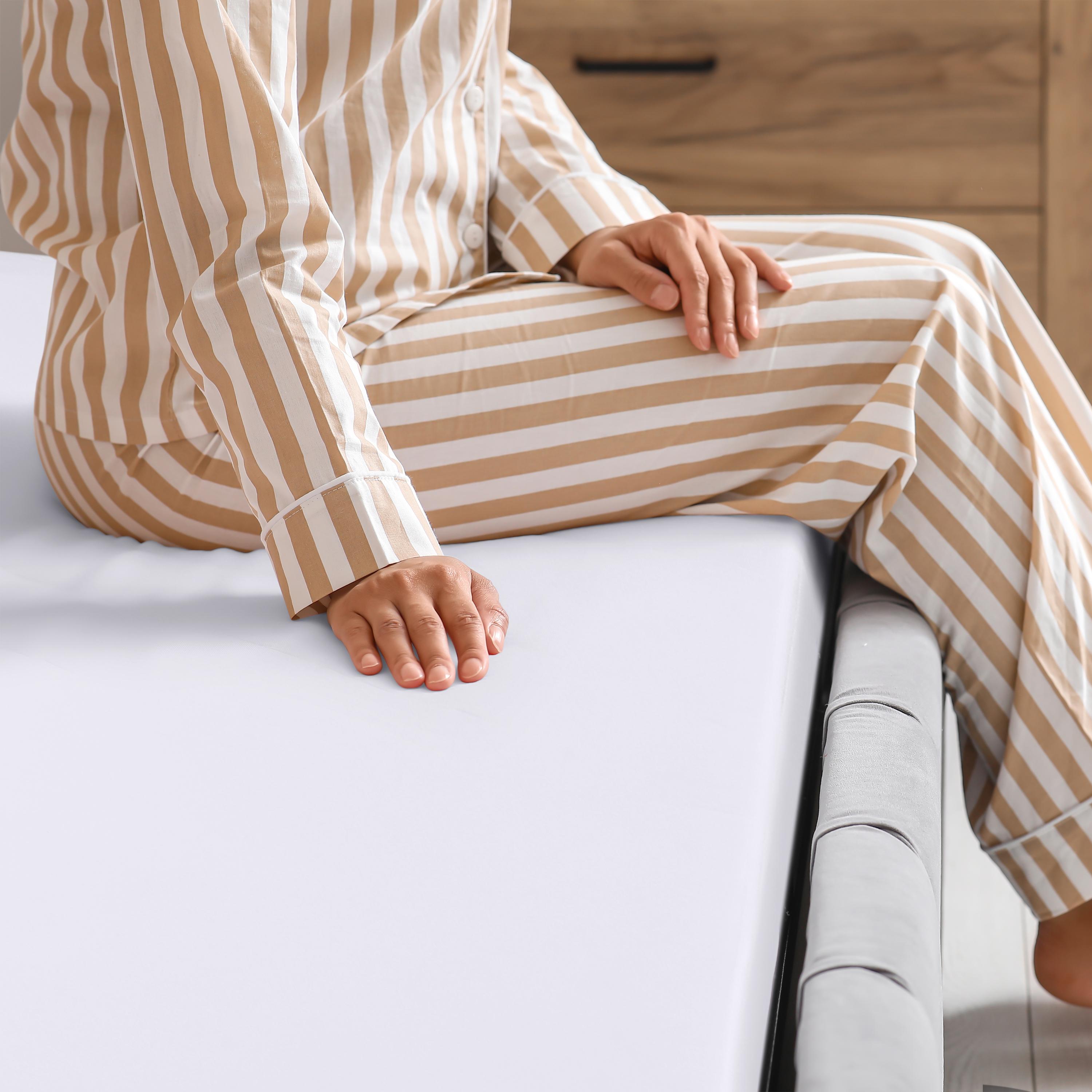 Utopia Bedding Zippered Mattress Encasement Queen | 100% Waterproof & Bed Bug Proof Protector | 6-Sided Cover, Washable & Durable - White (60x80x15) Utopia Bedding Zippered Mattress Encasement Queen | 100% Waterproof & Bed Bug Proof Protector | 6-Sided Cover, Washable & Durable - White (60x80x15)